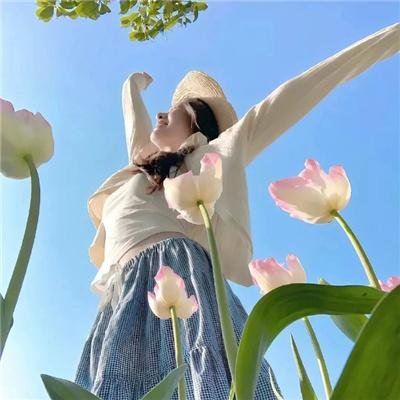 濠河边上的女人